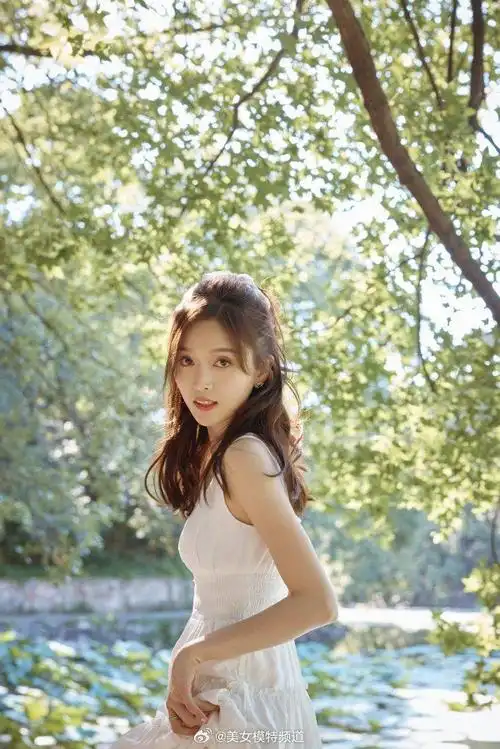 吴宣仪穿白色短裙置身林间清新可爱