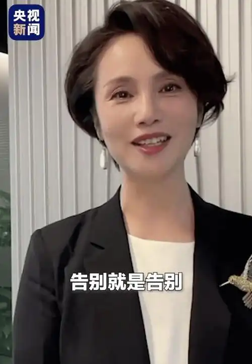 央视主持人徐俐宣布退休60岁依然优雅自信超有魅力