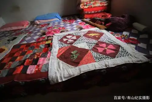 全家人的旧衣服拼做成床单,7旬大娘用了半辈子也不换,听她咋说
