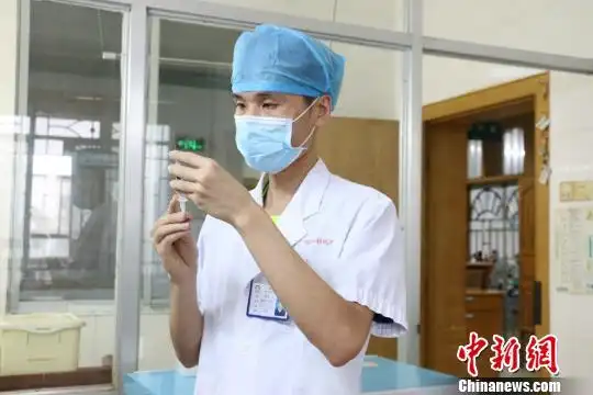 广西精神病医院男护士:胆大心细成香饽饽