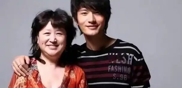 黄晓明的母亲张素霞:挽救过儿子的婚姻,现如今她的心却是最痛的