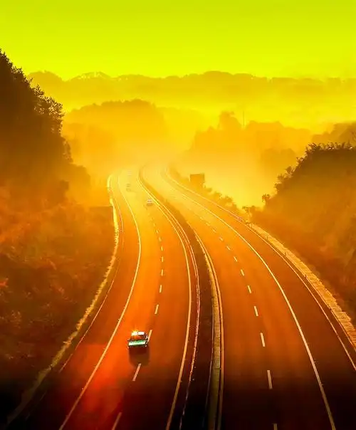上一页 下一页 作品名称: 金光大道  作品描述: 晨曦中的包茂高速