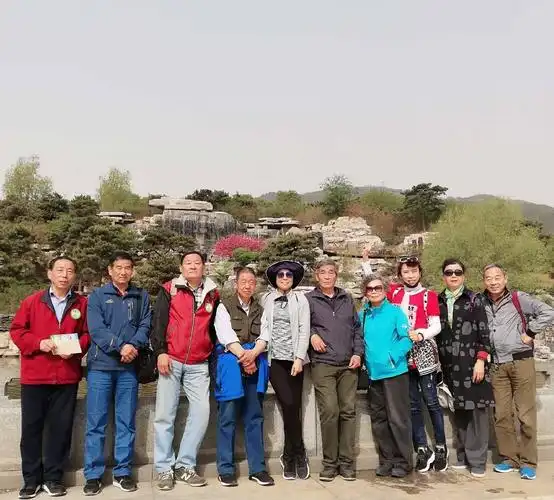 进门10人横排,大家合影留念.