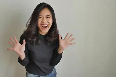 兴奋快乐的亚洲女孩图片