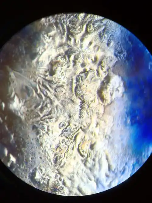 凤纹梅瓶铁锈斑微观图片