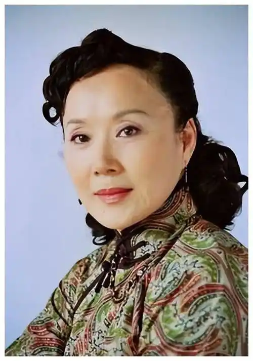 风韵犹存的女星,我只服这4位,穿衣高雅大方,贵气显著_气质_潘虹_李颖