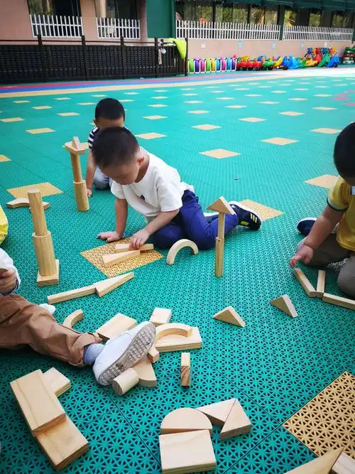 秋天的风吹的格外舒服下午带着小朋友在操场上玩玩具,拼积木,他们的