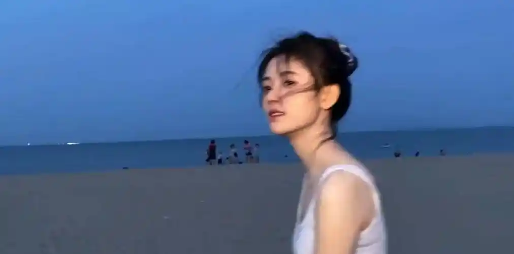 鞠婧祎穿白色背心海边漫步,头发凌乱似韩系女主,镜头下的直角肩堪称