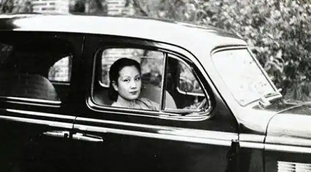 同学给她取一绰号,她却高兴地把真名改成绰号,结果之后成大名人_蓝妮