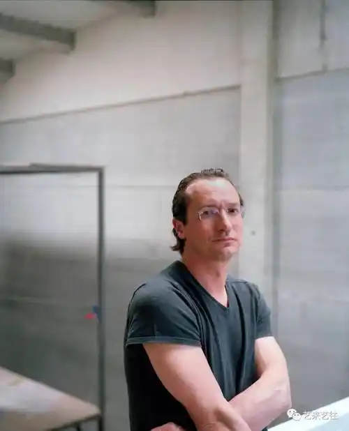 oz (1953 – 2001) was a spanish sculptor, working primarily in