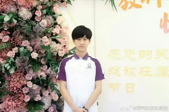 张真源带着中学的照片故地重拍了