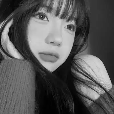 女头ins风真人黑白120张_女生头像_头像屋