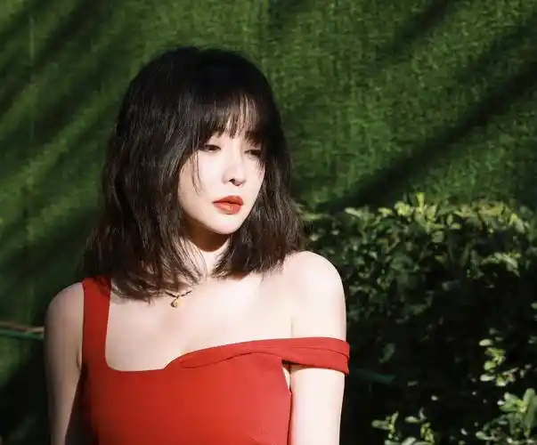 柳岩突破往日拍照风格照片惊艳网友眼神彷徨