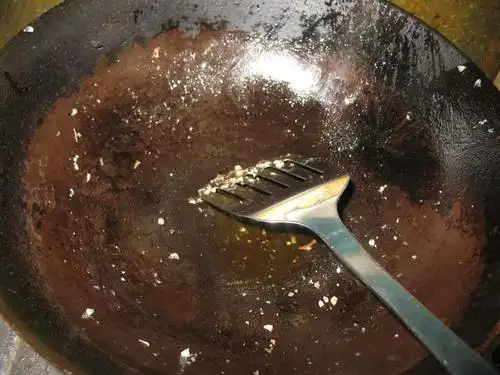 第二步:锅烧热后加入植物油,加入少量蒜蓉煸炒.