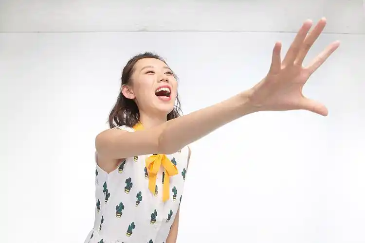 年轻女孩伸手抓图片素材