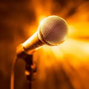 舞台上的金色麦克风照片