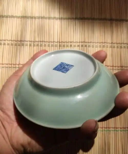 清乾隆豆青釉小盘圈足底部书大清乾隆年制六字篆书款盘口径116cm高26