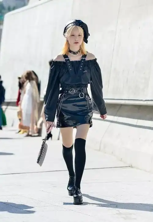 原创简洁大方长筒袜的"三种"穿搭,显高瘦腿还优雅,照着穿准没错