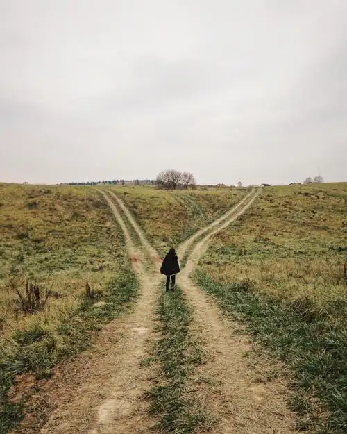 站在十字路口的女人图片下载