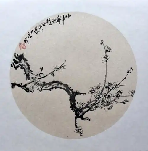 赵绪策写意画作品《四君子-梅》,卡纸,50cmx59cm,圆直径:42cm.