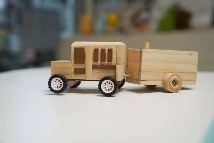 一家人逛商场时发现了一家教做木工的小店,店门口摆放的木工作品一下