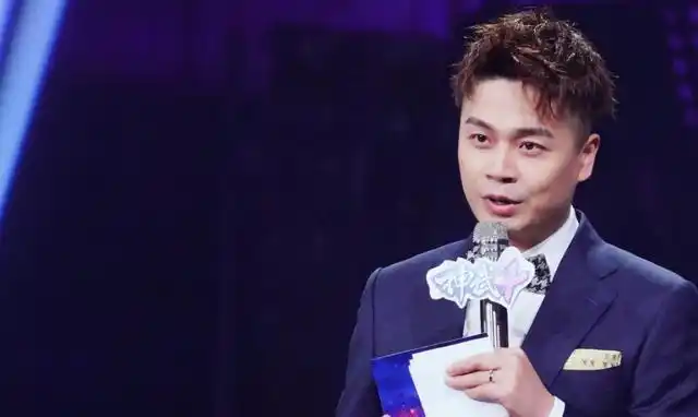 浙江台主持人沈涛出院近照,油发贴额疏打理,再表白娇妻不见其人