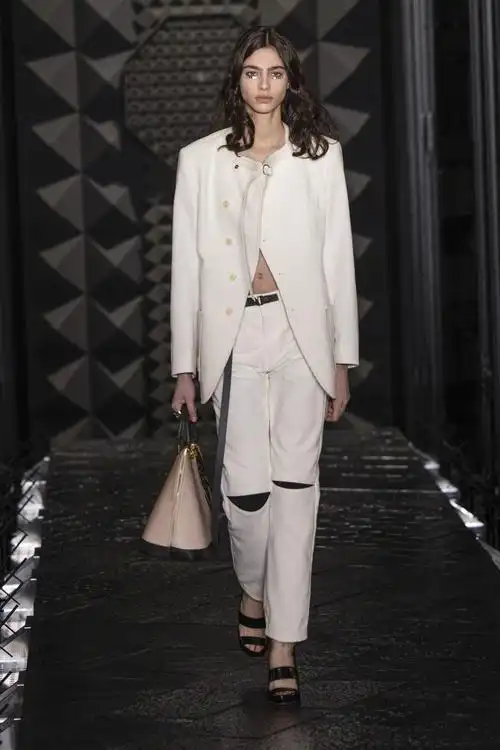 3月6日,模特在法国巴黎时装周上展示路易威登品牌的2023-2024秋冬新款