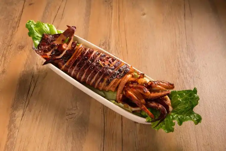 现凡惠顾亚泰厨房满 $250,即送泰式烧鱿鱼一碟添美味.