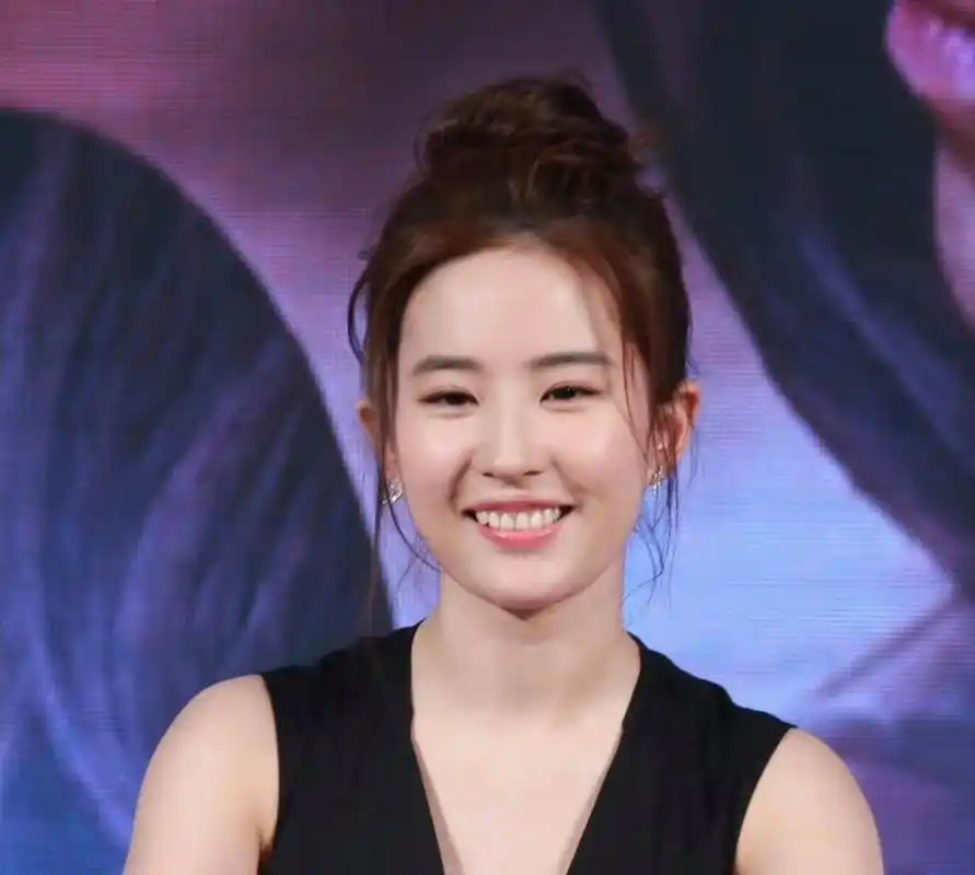 刘亦菲的近照生图,你能从她脸上现出缺点不?反正我是找不出来