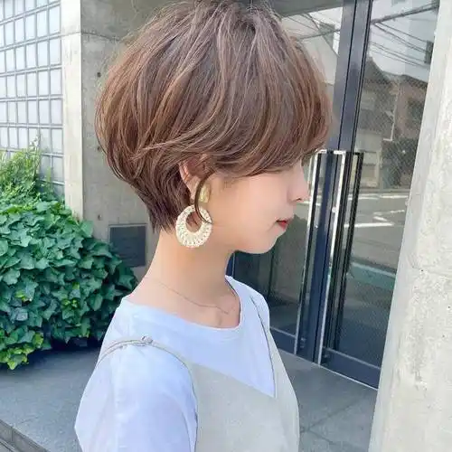 今年流行"四好"层次短发,立体蓬松很精致,适合大多数女性|发型|减龄