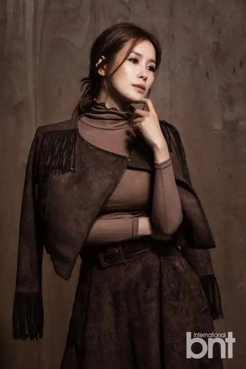 演员李泰兰拍写真 展国民好媳妇温雅魅力