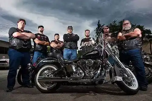 哈雷花臂壮汉,成为孩子们的守护神