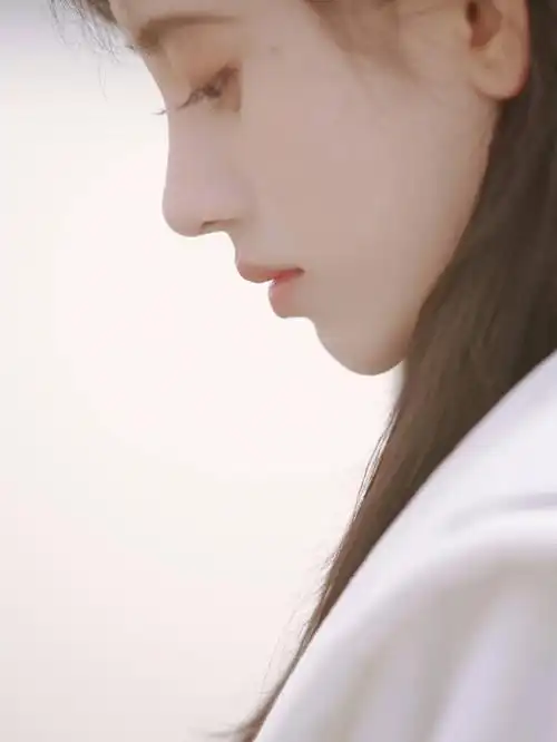 八倍镜下小鞠的颜值侧颜杀绝绝子