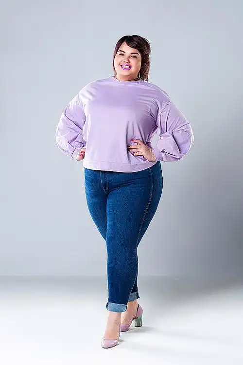 加尺寸时装模特在休闲衣服,肥胖的女人在灰色的背景