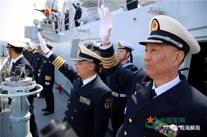 中央军委在广州舰艇学院开办了第一届也是唯一一届"飞行员舰长班"