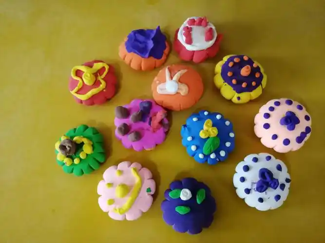 鸿杰小区幼儿园小班手工彩泥制作月饼