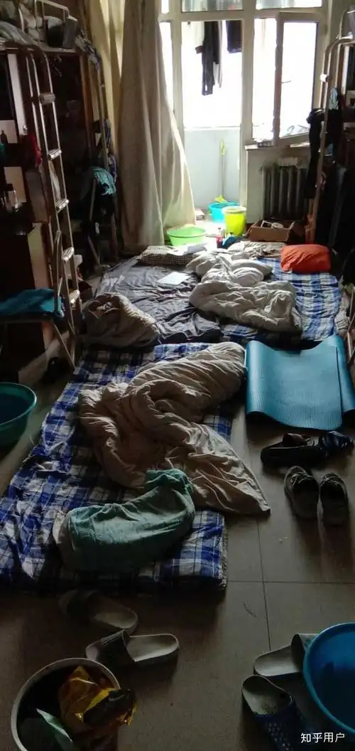在大学里,大多数男生的宿舍生活内幕是怎样的?