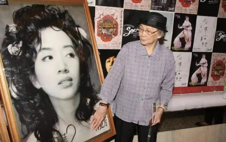 覃美金公映梅艳芳99年演唱会片段,落泪称想念梅艳芳遭质疑在作秀