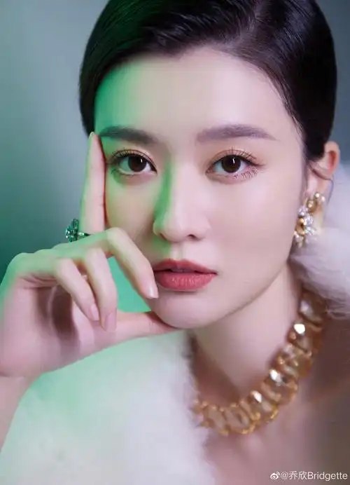 千金大小姐!乔欣穿绿色抹胸裙露香肩美腿