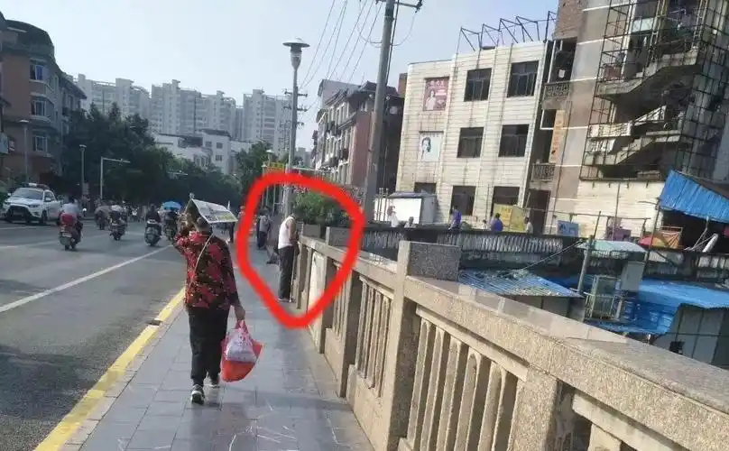 宁远新五拱桥上经常有人随地小便!谁来管管?