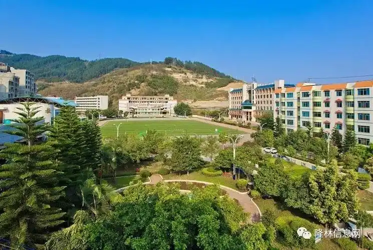 隆林美丽的中学校园风光