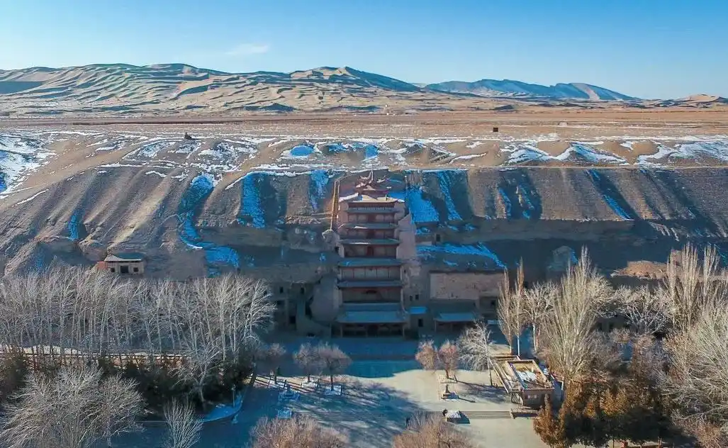航拍雪后敦煌莫高窟,图源:图虫创意千百年来,祁连山下,有形影相伴的