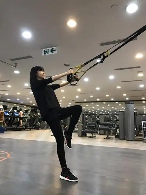 周慧敏晒健身照身材婀娜多姿仍似妙龄少女