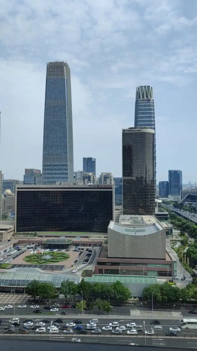 一派繁华的景象,雨天的国贸是另一番美景,像进入仙境一样#北京