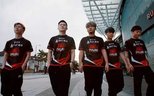 ququ偶遇了4位天禄战队的选手,天禄的实力应该不用做过多介绍了,不