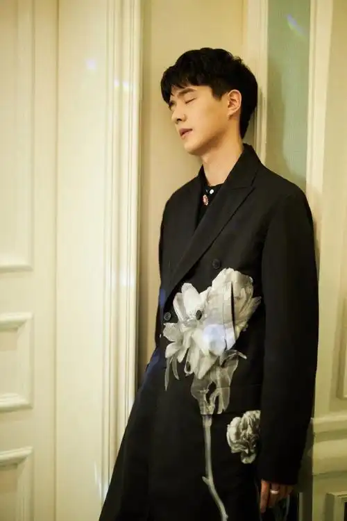 刘昊然黑色印花风衣痞帅帅气高清写真图片