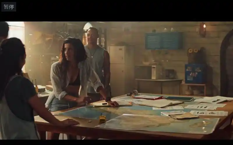 深海狂鲨3.女主角的黑色胸罩