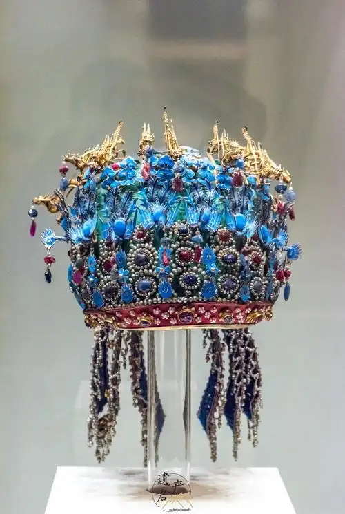 造型庄重,制作精美,基本沿用了宋代皇后用金银镶嵌珠宝的凤冠形式