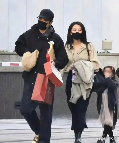 高圆圆赵又廷婚礼现身,绿裙珠宝亮相,甜蜜秀恩爱!