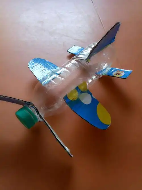 写美篇  一根棉绳,一张废纸,一个矿泉水瓶在许多人眼中并不起眼,甚至